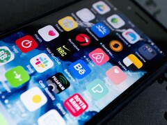 Primer plano de la pantalla de un smartphone con numerosos iconos de aplicaciones