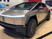 Los cibercamiones están llegando a las salas de exposición de Tesla (imagen: Zack/X)