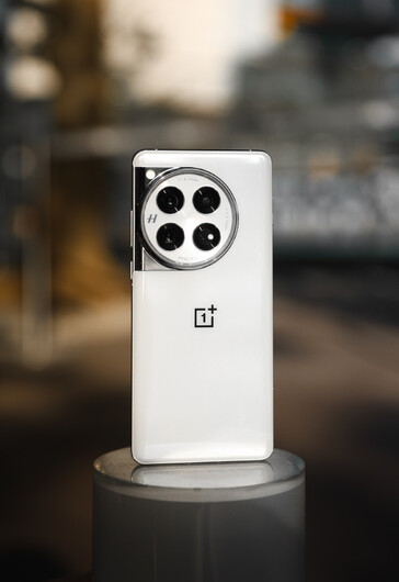 El OnePlus 12 en blanco aparece en una nueva imagen promocional... (Fuente: Li Jie Louis,)