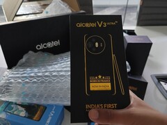 El Alcatel V3 Ultra vendrá con un lápiz óptico como el Galaxy S25 Ultra de Samsung. (Fuente de la imagen: Madhav Sheth)