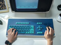 El teclado MDR Dasher, en la imagen con una réplica de la estación de trabajo MDR, ocupa un espacio considerable en el escritorio (Fuente de la imagen: Atomic Keyboard)