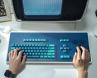 El teclado MDR Dasher, en la imagen con una réplica de la estación de trabajo MDR, ocupa un espacio considerable en el escritorio (Fuente de la imagen: Atomic Keyboard)