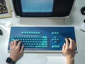 El teclado MDR Dasher, en la imagen con una réplica de la estación de trabajo MDR, ocupa un espacio considerable en el escritorio (Fuente de la imagen: Atomic Keyboard)