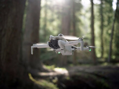 El DJI Mini 4 Pro en vuelo. (Fuente de la imagen: Roland Quandt & WinFuture)