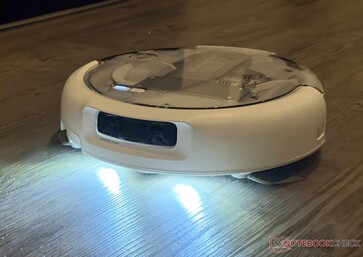 En la oscuridad, el Romo P2 ilumina su propio camino.