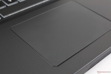 El Clickpad de precisión (10,6 x 7,5 cm) es más pegajoso cuando se compara con el clickpad del portátil de superficie de Microsoft. Las teclas integradas del ratón son poco profundas en los viajes y la retroalimentación podría haber sido más fuerte