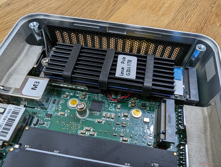 Admite hasta dos unidades SSD internas. Sorprendentemente, la unidad SSD principal viene con su propio disipador de calor dedicado a pesar del rango de precios orientado al presupuesto