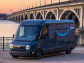 Los primeros camiones de reparto eléctricos de Amazon llegan a las carreteras (imagen: Rivian)