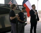 Elon Musk anunciando el Tesla Lithium junto al Cybertruck (imagen: Tesla)