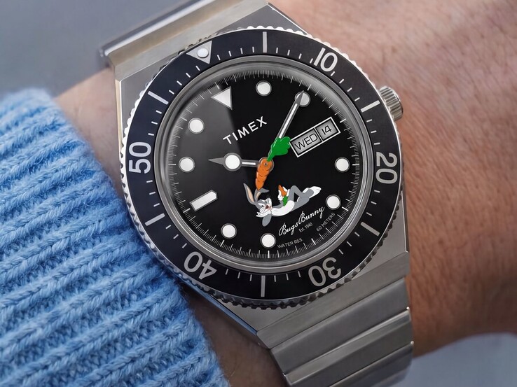 Timex Looney Tunes x M79 Automatic en la muñeca, con su esfera negra con Bugs Bunny, un segundero con forma de zanahoria, indicador de día y fecha, y bisel giratorio negro.