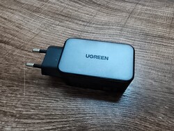 El cargador Ugreen Nexode 65W, que utilizamos para la prueba de carga.