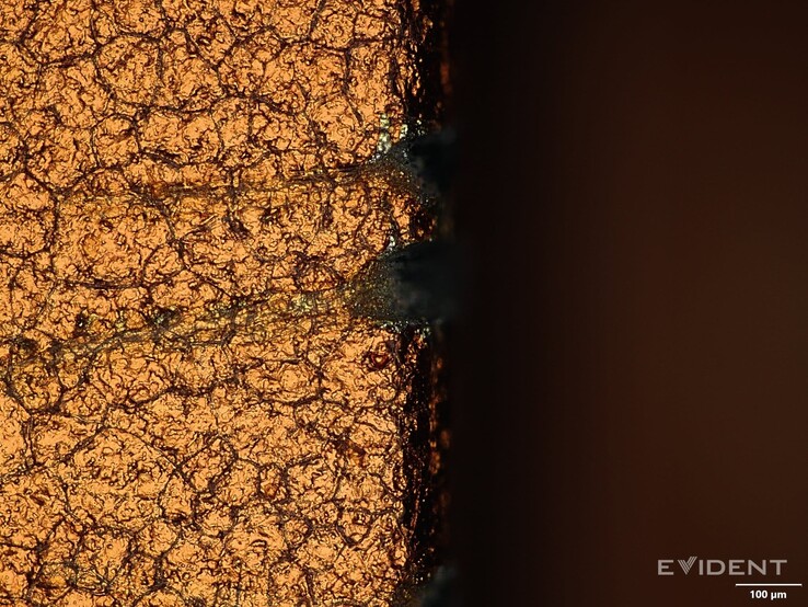 Imagen que muestra el aspecto de esos arañazos bajo un microscopio digital (Fuente de la imagen: iFixit)