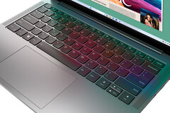 La cubierta del teclado del Yoga Slim 7i Gen 9 alberga el típico teclado de sonrisa de Lenovo y un trackpad de tamaño considerable.