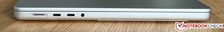Lado izquierdo: MagSafe, 2x USB-C 4.0 con Thunderbolt 3 (40 Gbps, modo DisplayPort-Alt, Power Delivery), audio de 3,5 mm