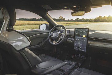 El interior del Mustang Mach-E Rally parece prácticamente igual, aunque hay algunos cambios sutiles de textura y color, además de los asientos de cubo. (Fuente de la imagen: Ford)