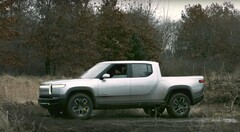 Vídeos del Rivian R1T realizando un Tank Turn revelan por qué se eliminó esta función. (Fuente de la imagen: Rivian en YouTube)