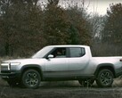 Vídeos del Rivian R1T realizando un Tank Turn revelan por qué se eliminó esta función. (Fuente de la imagen: Rivian en YouTube)