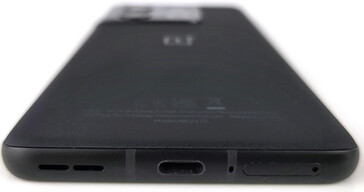 Parte inferior de la carcasa (altavoces, puerto USB, micrófono, ranura para tarjetas)