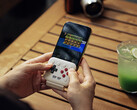 El 8BitDo FlipPad se conecta al puerto USB-C de su smartphone.