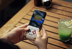 El 8BitDo FlipPad se conecta al puerto USB-C de su smartphone.