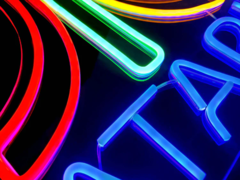 Un letrero LED de neón con el logotipo de Atari (fuente de la imagen: Atari)