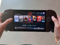 Bazzite OS parece ofrecer una experiencia mucho mejor que Windows 11. En la imagen: el dispositivo portátil para juegos que ejecuta el anterior SO. (Fuente de la imagen: Cyber Dopamine)