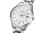 Vista en ángulo del Citizen CB0300-53A Eco-Drive, con esfera plateada, caja de acero inoxidable y brazalete de tres eslabones.