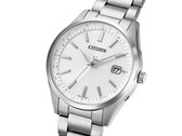 Vista en ángulo del Citizen CB0300-53A Eco-Drive, con esfera plateada, caja de acero inoxidable y brazalete de tres eslabones.