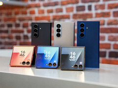 Se dice que el Galaxy Z Flip8 será mucho más delgado que el modelo de este año, este último en la imagen. (Fuente de la imagen: Vatvo Studio)