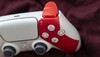 Una franja roja que cruza la empuñadura y el hombro derechos rinde homenaje al tatuaje omega de Kratos. (Fuente de la imagen: PlayStation)