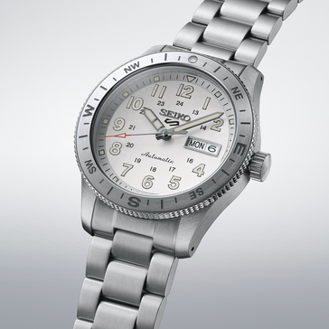 Reloj automático Seiko 5 Sports HDB007 con esfera blanca, bisel con brújula y brazalete de acero.