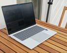 El HP EliteBook X G2i: a pesar de que la pantalla está al máximo de brillo y de que SureView está desactivado, resulta ilegible desde un ángulo lateral.