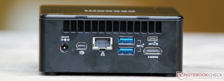 Trasera: Entrada DC, Mini DisplayPort, LAN, 2x USB-A 3.2 Gen 2, USB-C 3.2 Gen 2 (con DisplayPort), HDMI 2.0