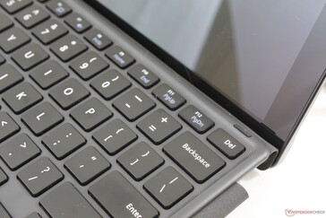 El chasis del Tablet es fuerte mientras que la base del teclado se siente endeble