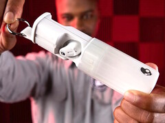 Los auriculares Skullcandy Method 360 ANC TWS se guardan en un estuche deslizante con clip para facilitar su transporte. (Fuente de la imagen: Skullcandy)