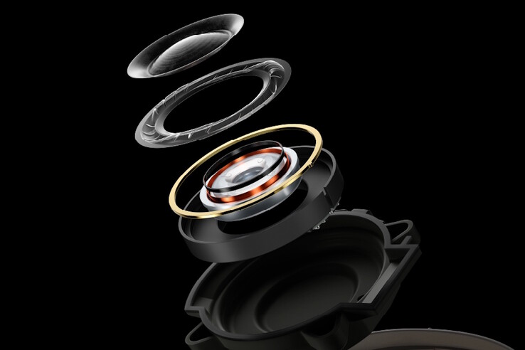 Los transductores de fibra de carbono (arriba) y los bordes circundantes de Symmetrical Surround Technology (SST) aventajan a los transductores de 40 mm que incorporan los auriculares Technics A1000.
