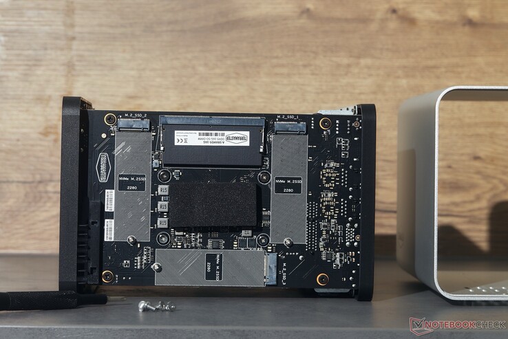 Para acceder a la memoria RAM y a las tres ranuras para SSD, solo tiene que quitar cuatro tornillos.