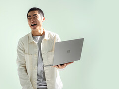 El Surface Laptop Go 2 debería ofrecer aproximadamente un 20% más de rendimiento que su predecesor, pero a un precio 50 dólares mayor. (Fuente de la imagen: Microsoft)