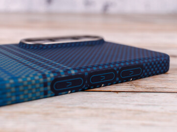 Aaron Buttons en una funda protectora para el Galaxy S26