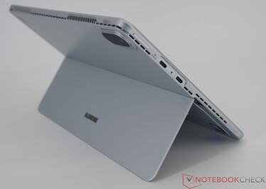 Izquierda: control de volumen, 2x USB-C 3.1 Gen.1 (con todas las funciones (USB3.0/2.0, RJ45, HDMI)