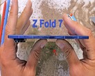 Miniatura del vídeo Samsung Fold Z 7 -JerryRigEverything (fuente de la imagen: @JerryRigEverything)