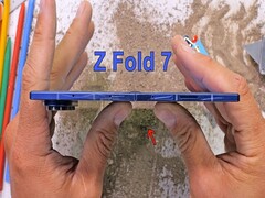 Miniatura del vídeo Samsung Fold Z 7 -JerryRigEverything (fuente de la imagen: @JerryRigEverything)