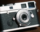 El objetivo de formato completo Brightin Star de 28 mm f/2,8 es apenas más grande que la tapa del cuerpo de la cámara.
