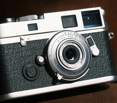 El objetivo de formato completo Brightin Star de 28 mm f/2,8 es apenas más grande que la tapa del cuerpo de la cámara.