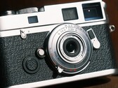 El objetivo de formato completo Brightin Star de 28 mm f/2,8 es apenas más grande que la tapa del cuerpo de la cámara.