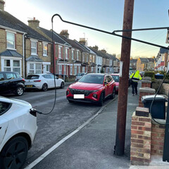 Un coche eléctrico cargándose en la calle en el Reino Unido (Fuente de la imagen: SGS Energy)