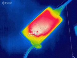 La fuente de alimentación alcanza hasta 49 °C bajo carga