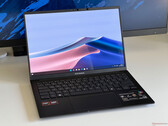 Asus Zenbook 14 OLED review - La variante AMD del Zenbook ha recibido la pantalla OLED 1080p más débil