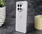 El OnePlus 13R (en la imagen) y el OnePlus 12 incorporan la transmisión de audio por Bluetooth dual en la última actualización