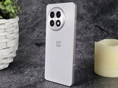 El OnePlus 13R (en la imagen) y el OnePlus 12 incorporan la transmisión de audio por Bluetooth dual en la última actualización